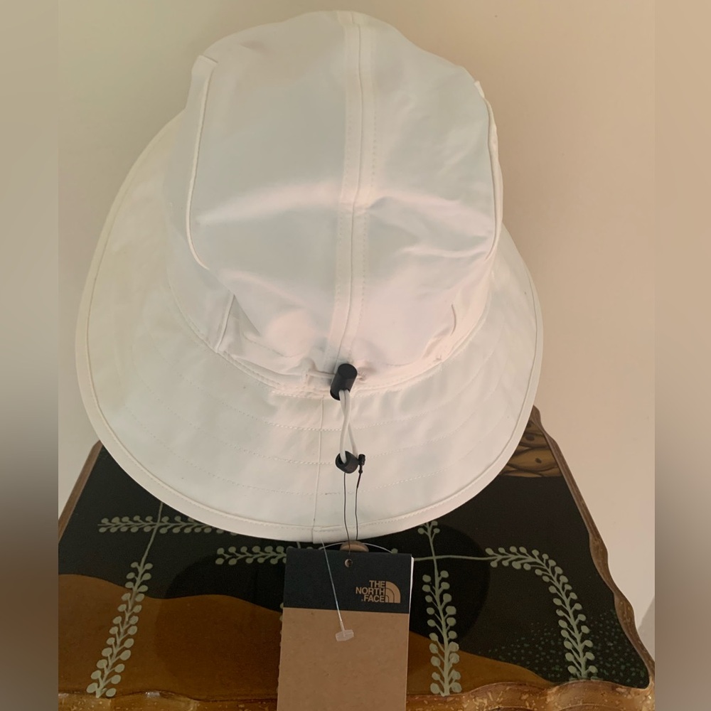 NWT North Face Hat: White, Wide Brim, Chin Strap, Logo, 40+UPF Sun Protect, L/XL - Picture 6 of 13